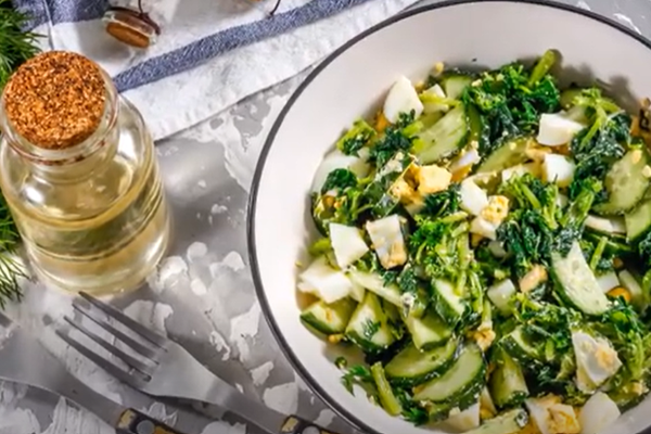 витаминный салат из крапивы рецепт