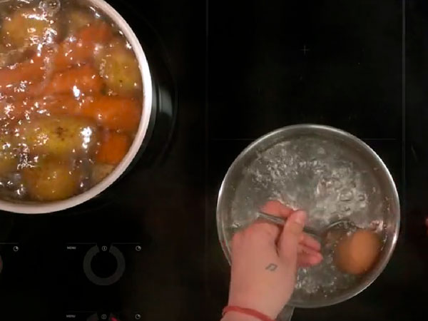 сварить овощи и яйца