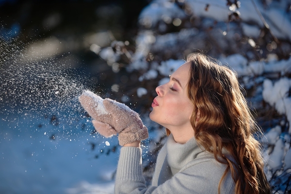 девушка со снегом