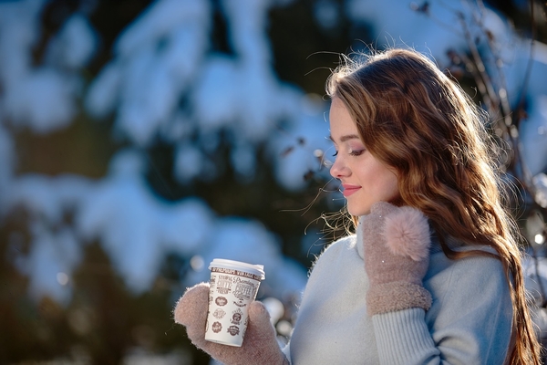 девушка с кофе зимой