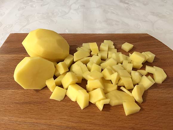 картошку нарезать кубиками