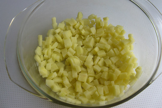картошку нарезать кубиками