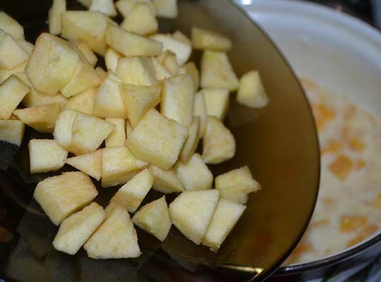 добавить яблоки к рису и тыкве