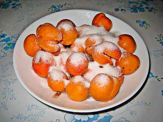 засыпать абрикосы сахаром