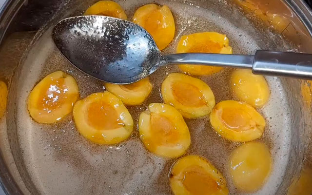 добавляем абрикосы в сироп