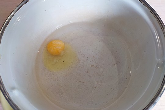 яйцо смешать с водой