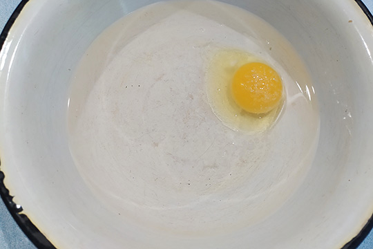 в воду добавить яйцо