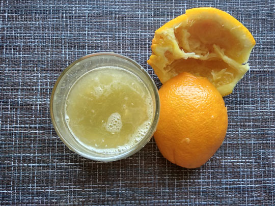 выжать сок из апельсина