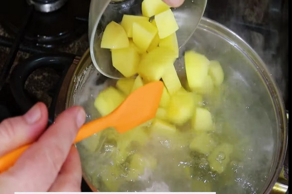 сварить картошку и мясо