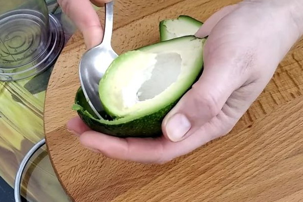 разрезать авокадо