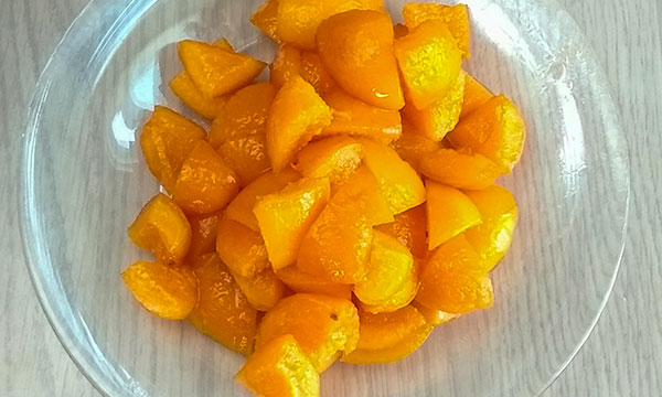 порезать абрикос на четвертинки